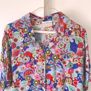 Fun summer blouse. Size M. Material: Rayon. Very good condition.